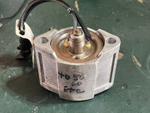 Cargar imagen en el visor de la galería, 40 50 60 hp Evinrude E-tec FUEL INJECTOR 5008826 5008474 two stroke 2015 AG