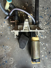 Lade das Bild in den Galerie-Viewer, f 225 200 hp Yamaha vst FLOAT CHAMBER ASSY 69J-14180-21-00 vst 2005 four stroke COVER 69J-14182-10-00, CHAMBER 69J-14181-00-00, tested FUEL PUMP 69J-13907-03-00