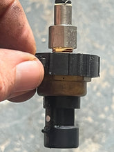 Cargar imagen en el visor de la galería, 115 90 hp Mercury Optimax PRESSURE SENSOR 881879A7 FITTING 892403 Two Stroke 3 Cylinder DFI 2008 some 200-300 hp