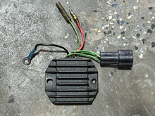 Cargar imagen en el visor de la galería, 50 40 hp Yamaha 62Y-81960-00-00 Mercury VOLTAGE REGULATOR 825076 four stroke yamamerc 1995-2000
