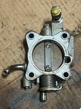 Load image into Gallery viewer, DF 40 50 Suzuki 13300-87J00 Evinrude 5031389 THROTTLE BODY 1999-2010 four stroke
