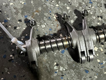 Cargar imagen en el visor de la galería, BF 225 250 hp Honda EXTERIOR ROCKER ARM ASSY 14626-P8A-A00 14627-P8A-A00 14625-P8A-A01 four stroke 2007+ with Rocker Shaft 14632-RCA-A00