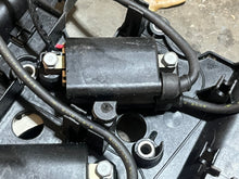 Cargar imagen en el visor de la galería, f 225 200 hp Yamaha 3 IGNITION COILS f6t546 w BRACKET 69J-82310-00-00 69J-82316-00-00 four stroke 2002-2010 crossover Mercury 888309