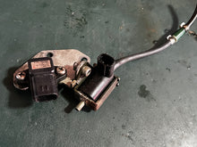 Cargar imagen en el visor de la galería, 150 - 300 hp Yamaha SOLENOID PUMP 68F-13100-00-00 PRESSURE SENSOR 67H-82380-00-00 two stroke HPDI
