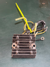 Cargar imagen en el visor de la galería, 150 175 200 225 250 HP Suzuki 32800-92e10 Voltage Regulator & Rectifier Assembly, Electrical Two Stroke Superseded by 32800-92E00 super six