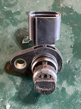 Cargar imagen en el visor de la galería, DF 200 150 hp Suzuki CAM POSITIONING SENSOR 33220-64L10 four stroke 2016-2024 some compatibility 40 50 60 70 80 90 100 115 140 175 hp