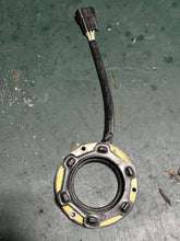 Cargar imagen en el visor de la galería, 150 175 200 hp Yamaha HPDI 60V-85580-00-00 60V-85580-10-00 PULSER COIL two stroke 7-pin 2000-2005 - also 60V-WS855-00-00 some compatibility 150 vmax motors as well as 225 250 300 hp