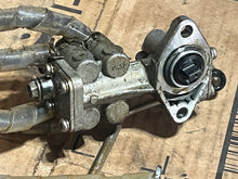 Cargar imagen en el visor de la galería, DT 140 115 hp Suzuki 16100-94605 OIL PUMP ASSY 1987-1996 CONTROL ROD 16411-94601 two stroke