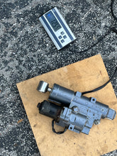 Lade das Bild in den Galerie-Viewer, 50 40 hp Yamaha 62Y-43800-01-4D POWER TRIM TILT ptt two stroke 2003-2009