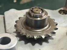 Cargar imagen en el visor de la galería, DF 225 200 250 hp Suzuki OIL PUMP ASSY 16400-93J01 with SPROCKET 12632-93J11 four stroke 2004-2011