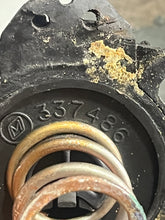 Cargar imagen en el visor de la galería, 200 225 250 hp Johnson 337486 Evinrude 0337486 Thermostat COVER 0337067 SPRING FITTING Two Stroke v6 1993-2000