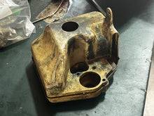 Lade das Bild in den Galerie-Viewer, 35 25 hp Johnson Evinrude AIRBOX intake 387857 Two Stroke 1976-1977 omc