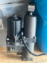 Load image into Gallery viewer, DF 40 hp SUZUKI 48000-87J30 PTT power trim assy 2009 (2005-2010) Four Stroke 50 hp compatible