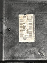 Cargar imagen en el visor de la galería, 150 - 250 hp Yamaha HPDI (2) 60V-8591B-00-00 INJECTOR DRIVER ASSY 60V-85542-00-94 BRACKET two stroke 2003-2011