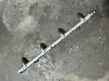 Load image into Gallery viewer, DF 150 hp Suzuki FUEL INJECTORS 15710-96J00 DELIVERY PIPE rail 15751-96J00 four stroke 175 200 hp compatible