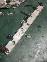 Lade das Bild in den Galerie-Viewer, 250 hp Yamaha FUEL DELIVERY PIPE 1 60V-13161-00-00 two stroke HPDI 2003-2009 some compatibility 200 225 300 hp