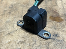 Lade das Bild in den Galerie-Viewer, 150 175 200 225 250 300 hp Yamaha 61A-85895-00-00 CRANK POSITION SENSOR two stroke 1990-2006