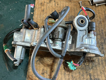 Lade das Bild in den Galerie-Viewer, 200 150 hp Yamaha 68F-14182-01-00 FLOAT CHAMBER COVER 2000-2011 tow stroke HPDI