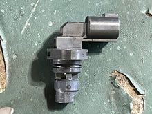 Cargar imagen en el visor de la galería, DF 150 200 hp Suzuki CAM POSITION SENSOR 33220-64L10 four stroke 2019-2024 some compatibility 40 50 60 70 80 90 100 115 140 hp