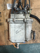 Load image into Gallery viewer, f 150 hp Yamaha VST 63P-14180-00-00 FLOAT CHAMBER & 63P-13907-01-00 FUEL PUMP tested FOUR STROKE 2005 nla, super #s: 63P-14180-01-00, 63P-14180-02-00, 63P-14180-03-00 2005-2007