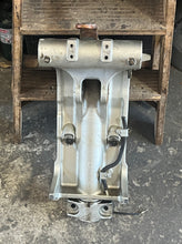 Cargar imagen en el visor de la galería, BF 150 135 hp 50201-ZW1-040ZA SWIVEL CASE 1999-2007+ 50100-ZY6-000 steering arm mounting frame & mount bracket four stroke