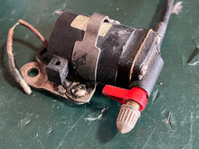 Cargar imagen en el visor de la galería, 200 hp Johnson Evinrude FUEL PRIMER CHOKE SOLENOID two stroke 1993-2001 5007355 0437231 0437234 some compatibility 120 125 130 140 185 225 250 300 hp