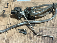 Cargar imagen en el visor de la galería, DT 140 115 hp Suzuki 16100-94605 OIL PUMP ASSY 1987-1996 CONTROL ROD 16411-94601 two stroke