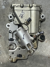 Cargar imagen en el visor de la galería, f 225 200 hp Yamaha vst FLOAT CHAMBER BODY 69J-14180-21-00 plate 69J-24422-10-00 2005-2010 four stroke