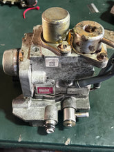 Load image into Gallery viewer, 150 200 hp Yamaha FUEL PUMP ASSY 68F-13910-00-00 COVER 68F-13993-00-00 two stroke HPDI 2000-2003 some 175 hp