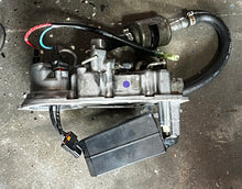 Cargar imagen en el visor de la galería, 150 175 200 225 250 300 hp Yamaha 68F-14182-01-00 VST FLOAT CHAMBER COVER 60V-14182-01-00 PUMP LEAD WIRE 68F-82509-00-00 FUEL FILTER 60V-24251-01-00 2000-2011 two stroke HPDI