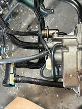 Load image into Gallery viewer, f 150 hp Yamaha VST 63P-14180-00-00 FLOAT CHAMBER & 63P-13907-01-00 FUEL PUMP tested FOUR STROKE 2005 nla, super #s: 63P-14180-01-00, 63P-14180-02-00, 63P-14180-03-00 2005-2007