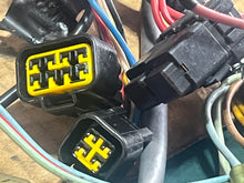 Cargar imagen en el visor de la galería, F 50 hp Yamaha 64J-82590-10-00 engine wire harness 2001 tlrz t & f motors 4 cylinder Four Stroke 2001-2003 earlier # 62Y-82590-10-00 1995-2001
