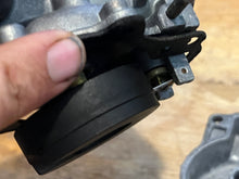 Cargar imagen en el visor de la galería, 70 hp Johnson Evinrude 313355 d2 d1 CARBURETOR w linkages, choke solenoid & plunger TWO STROKE oem 0393546 0393547 CARBURETOR with linkages two stroke 1978-88