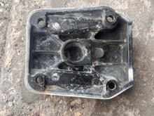 Charger l'image dans la galerie, 90 - 225 hp Johnson Evinrude 37773 0338741 lower engine mount covers v4 v6 TWO STROKE 1993-2000 90-225 hp compatibility