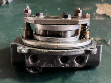 Lade das Bild in den Galerie-Viewer, DT 140 115 85 75 hp Suzuki 48502-94530 VALVE BODY ASSY for ptt trim pump Two Stroke 1986-1996