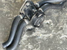 Cargar imagen en el visor de la galería, 250 225 200 hp EVINRUDE e-tec Water Pressure Relief VALVE 5005775 two stroke