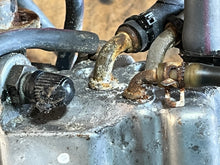 Lade das Bild in den Galerie-Viewer, 200 150 hp Yamaha 68F-14182-01-00 FLOAT CHAMBER COVER 2000-2011 tow stroke HPDI