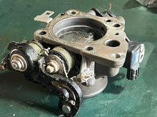 Cargar imagen en el visor de la galería, BF 150 135 hp Honda THROTTLE BODY 16400-ZY6-013 four stroke 2007-up