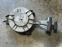 Lade das Bild in den Galerie-Viewer, 40 hp Yamaha recoil STARTER ASSY 6r6-15710-00-ek pull 40c TWO STROKE 1992-93 also 6r6-15710-01-ek 6R6-Y130P-00-00 imperfect