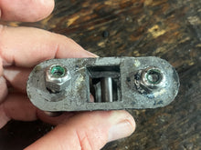 Cargar imagen en el visor de la galería, sold local jan2026——25 30 hp Johnson Evinrude ANCHOR BLOCK 0332637 two stroke