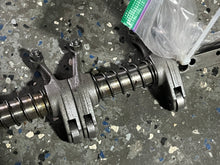Cargar imagen en el visor de la galería, BF 225 250 hp Honda EXTERIOR ROCKER ARM ASSY 14626-P8A-A00 14627-P8A-A00 14625-P8A-A01 four stroke 2007+ with Rocker Shaft 14632-RCA-A00