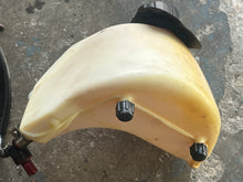 Cargar imagen en el visor de la galería, DF 2.5 hp Suzuki FUEL TANK 65110-97J40 FUEL COCK 66100-97JL1 four stroke 2024 2014-up