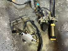 Lade das Bild in den Galerie-Viewer, f 225 200 hp Yamaha vst FLOAT CHAMBER ASSY 69J-14180-21-00 vst 2005 four stroke COVER 69J-14182-10-00, CHAMBER 69J-14181-00-00, tested FUEL PUMP 69J-13907-03-00