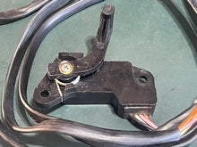 Cargar imagen en el visor de la galería, DT 40 55 65 75 85 hp Suzuki 34801-94700 Trim Sender electrical 4-wire old style 1986-1996