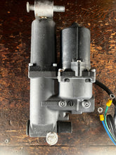 Lade das Bild in den Galerie-Viewer, MFS 50 40 hp Tohatsu PTT tilt & trim motor & pump assy 3Z5771800 3Z5771900 3Z577 FOUR STROKE 2015