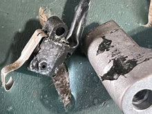 Cargar imagen en el visor de la galería, DF 150 hp Suzuki THROTTLE LEVER HOLDER 19115-96J00, ROD 13510-96J00, SHIFT POSITION SENSOR 13580-93J02, TILT LIMIT 37722-93J12 four stroke 2020