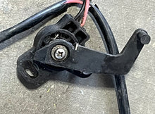 Load image into Gallery viewer, 90 70 60 hp Yamaha TRIME SENDER 6H1-83672-21-00 6H1-83672-20-00 two stroke 2004-2009 TWO-WIRE CONNECTOR