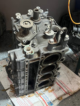 Cargar imagen en el visor de la galería, BF 115 130 hp Honda Cylinder Block w rotating assy 1997 Four stroke