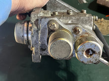 Load image into Gallery viewer, 150 200 hp Yamaha FUEL PUMP ASSY 68F-13910-00-00 COVER 68F-13993-00-00 two stroke HPDI 2000-2003 some 175 hp