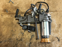 Cargar imagen en el visor de la galería, sold shopify aug2025—-250 225 200 HP Yamaha 65L-14980-00-00 FLOAT CHAMBER, 65L-14182-00-00 COVER, 65L-13907-00-00 FUEL PUMP ox66 1997-1998 Two Stroke